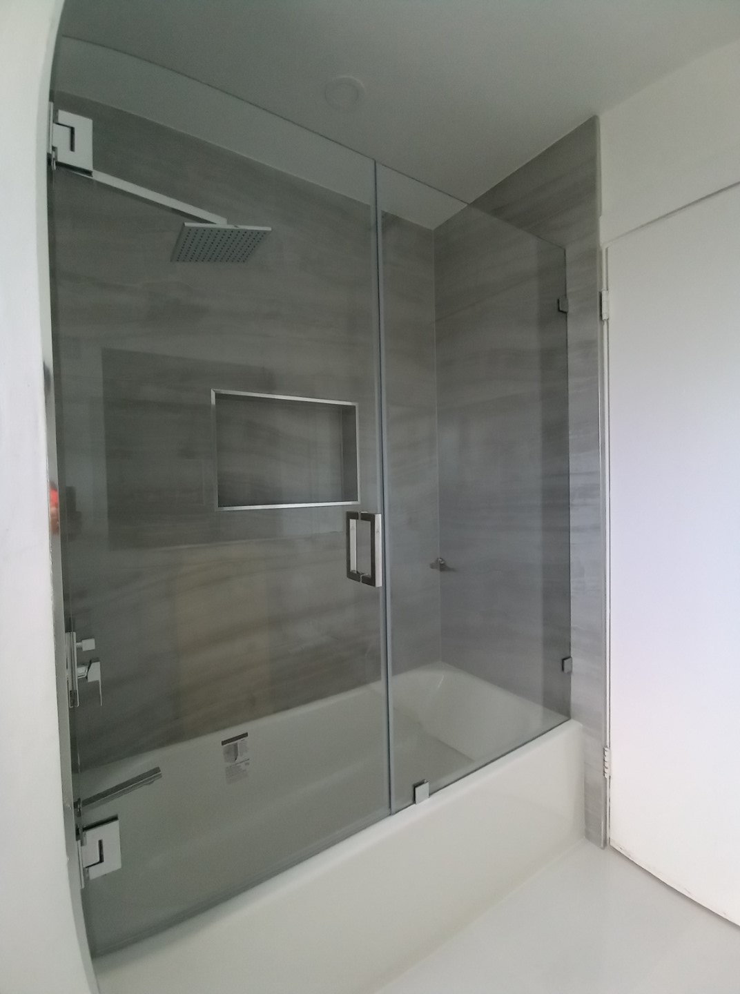 Customizable Glass Tub Enclosures for Modern Bathrooms – CGFL glass and ...